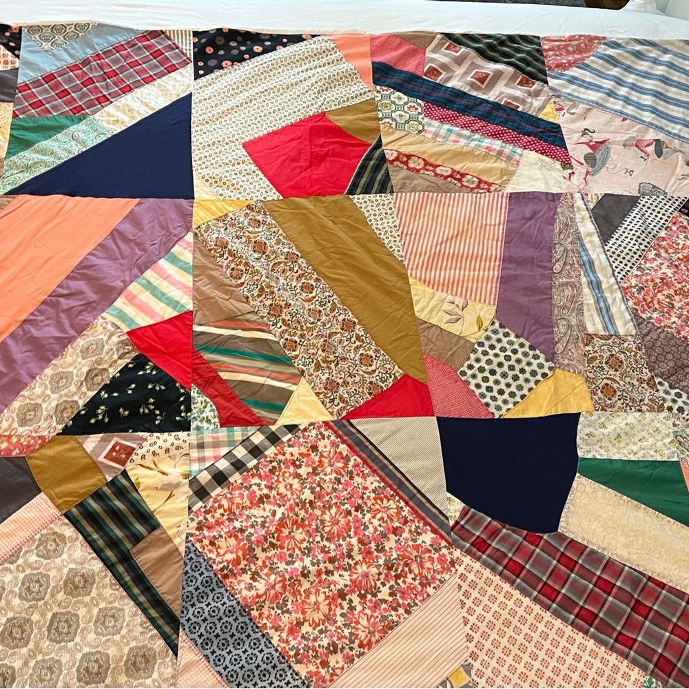 Patchwork Quilt with Multicolor Design - Picture 3 of 16